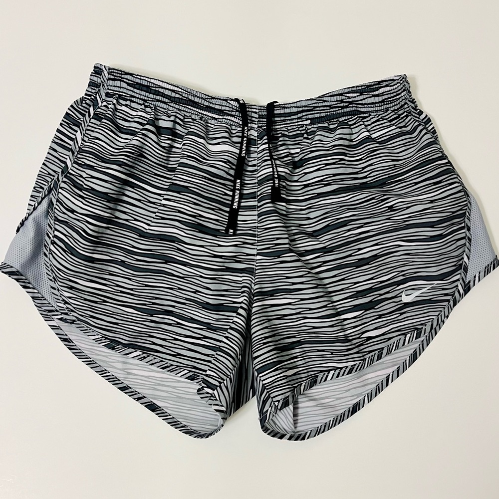 Nike Shorts Dri Fit Women’s Black White Gray Striped Athletic Size Small